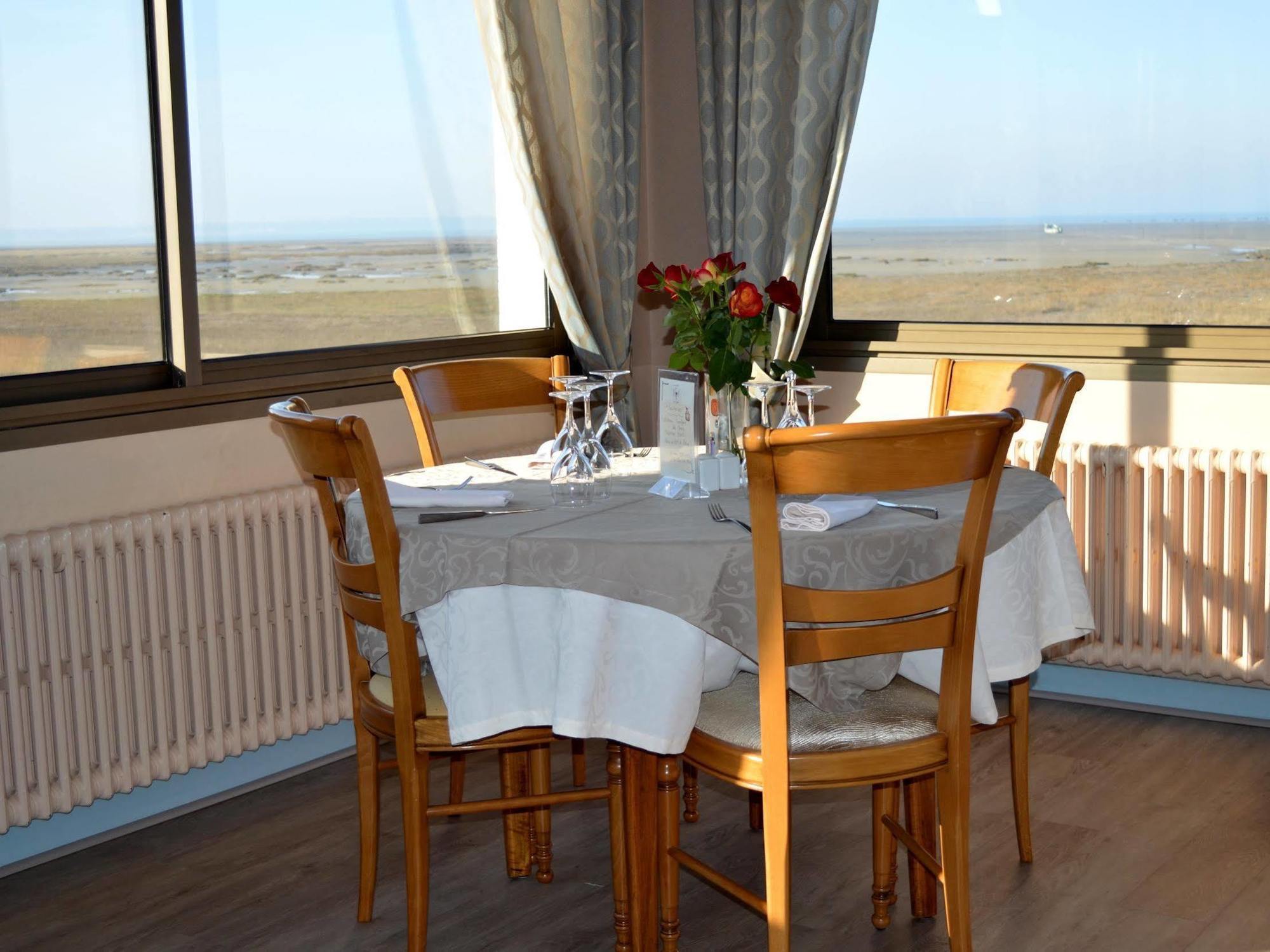 Logis Hotel Le Bretagne Le Vivier-sur-Mer Exterior foto